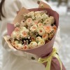 9 кустовых кремовых роз Павлова с шамелациумом